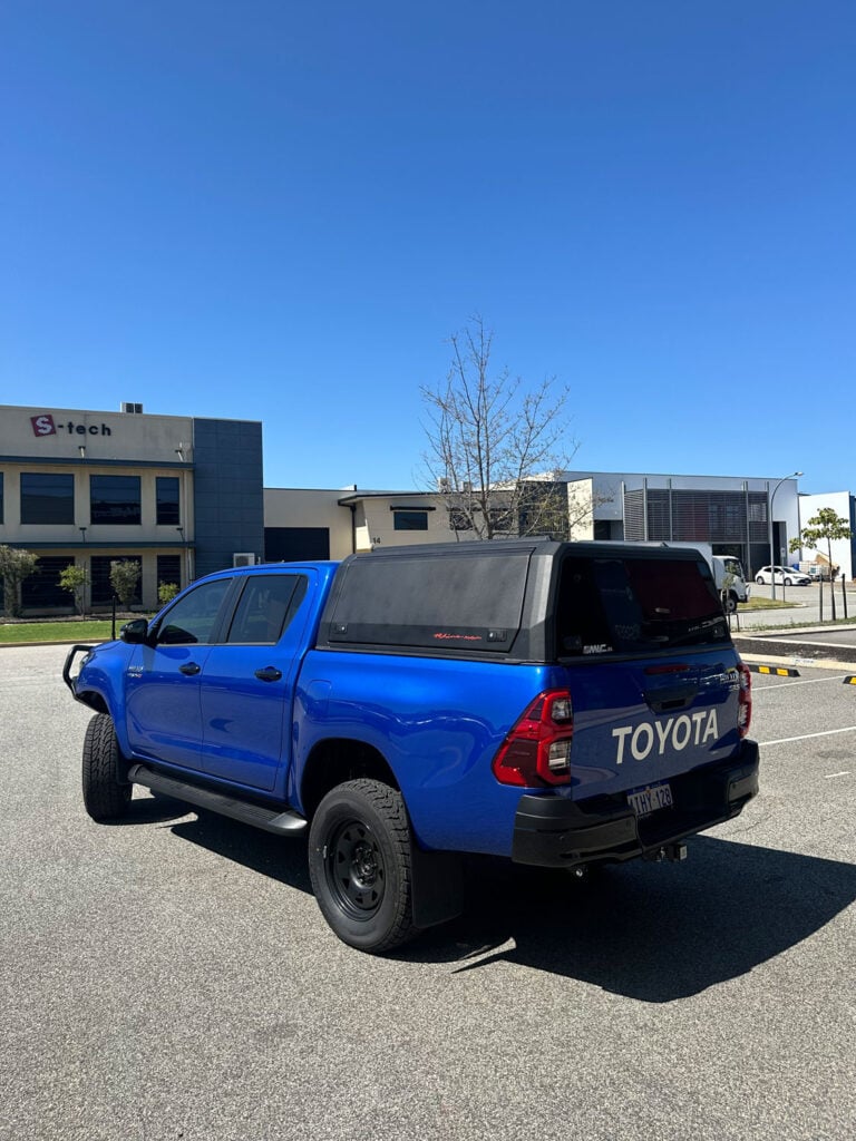 M4C-Rhinoman-Canopies-Hilux-01